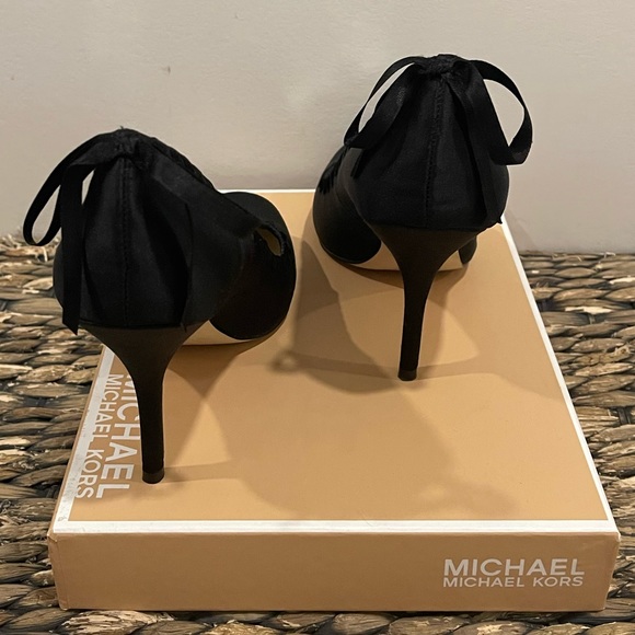 EUC Michael Kors Abbey Pump - Picture 4 of 6